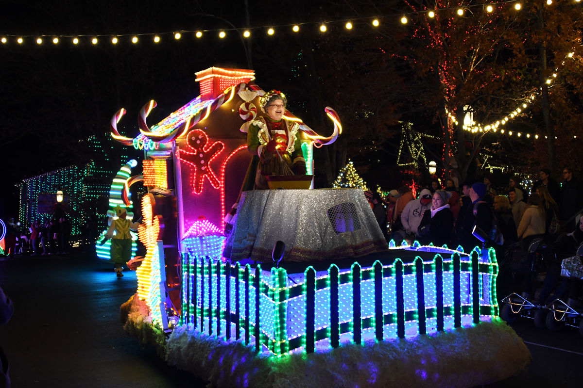162 Mrs. Santa was stirring up some goodies on her float in the Light Parade.jpg